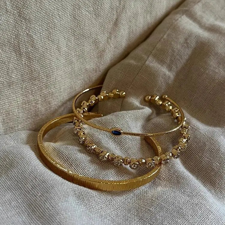 Pulsera Fina Retro con Diseño Vertical Dorado