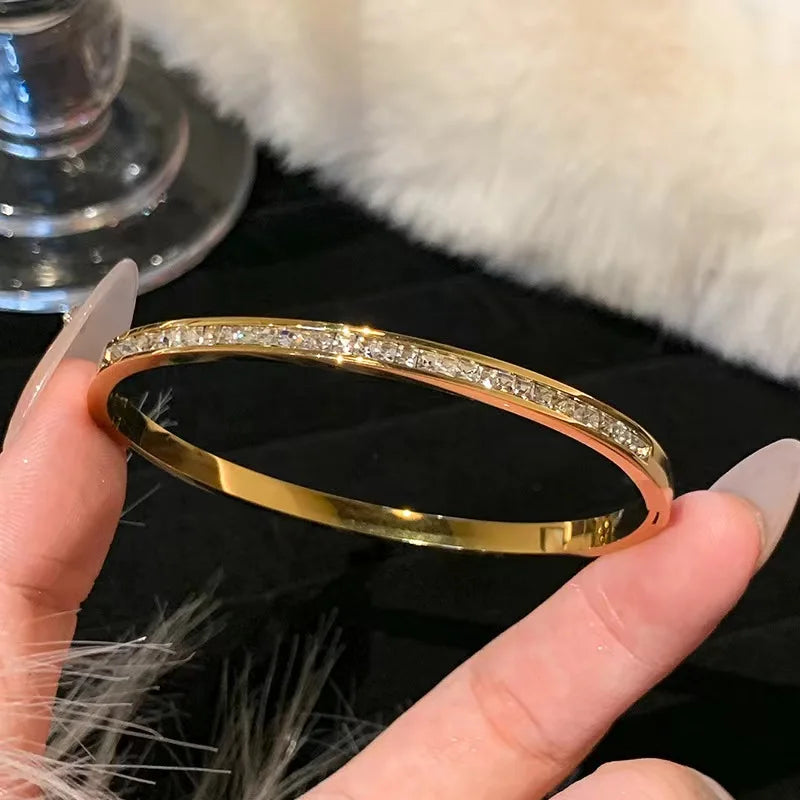 Pulsera Elegante Dorada con Cristales Brillantes