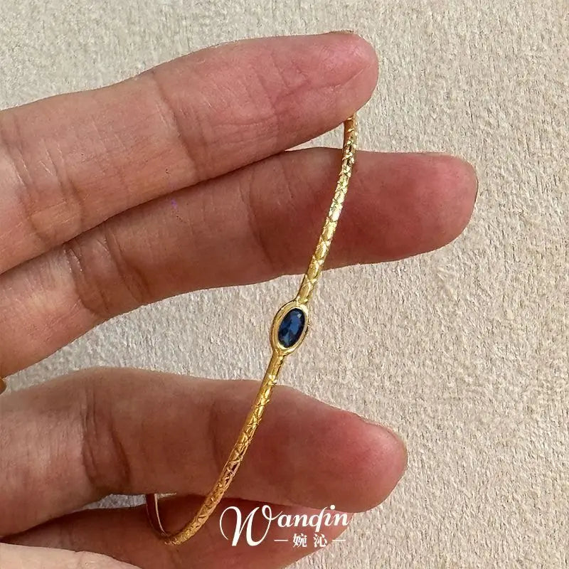 Pulsera Fina Retro con Diseño Vertical Dorado