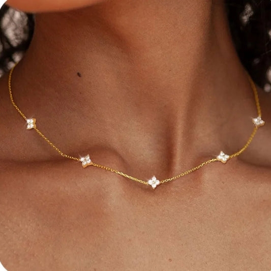 Precioso collar de cadena de circón con incrustaciones de flores de cuatro hojas para mujer, gargantilla elegante de la suerte, joyería de fiesta, regalos de cumpleaños