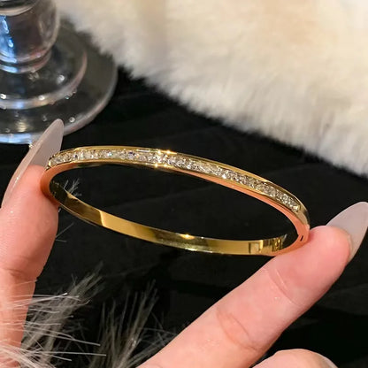 Pulsera Elegante Dorada con Cristales Brillantes